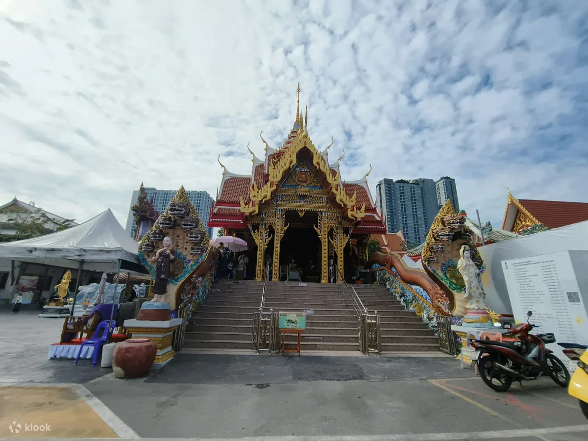 Temple grounds on the Thonburi side of Bangkok