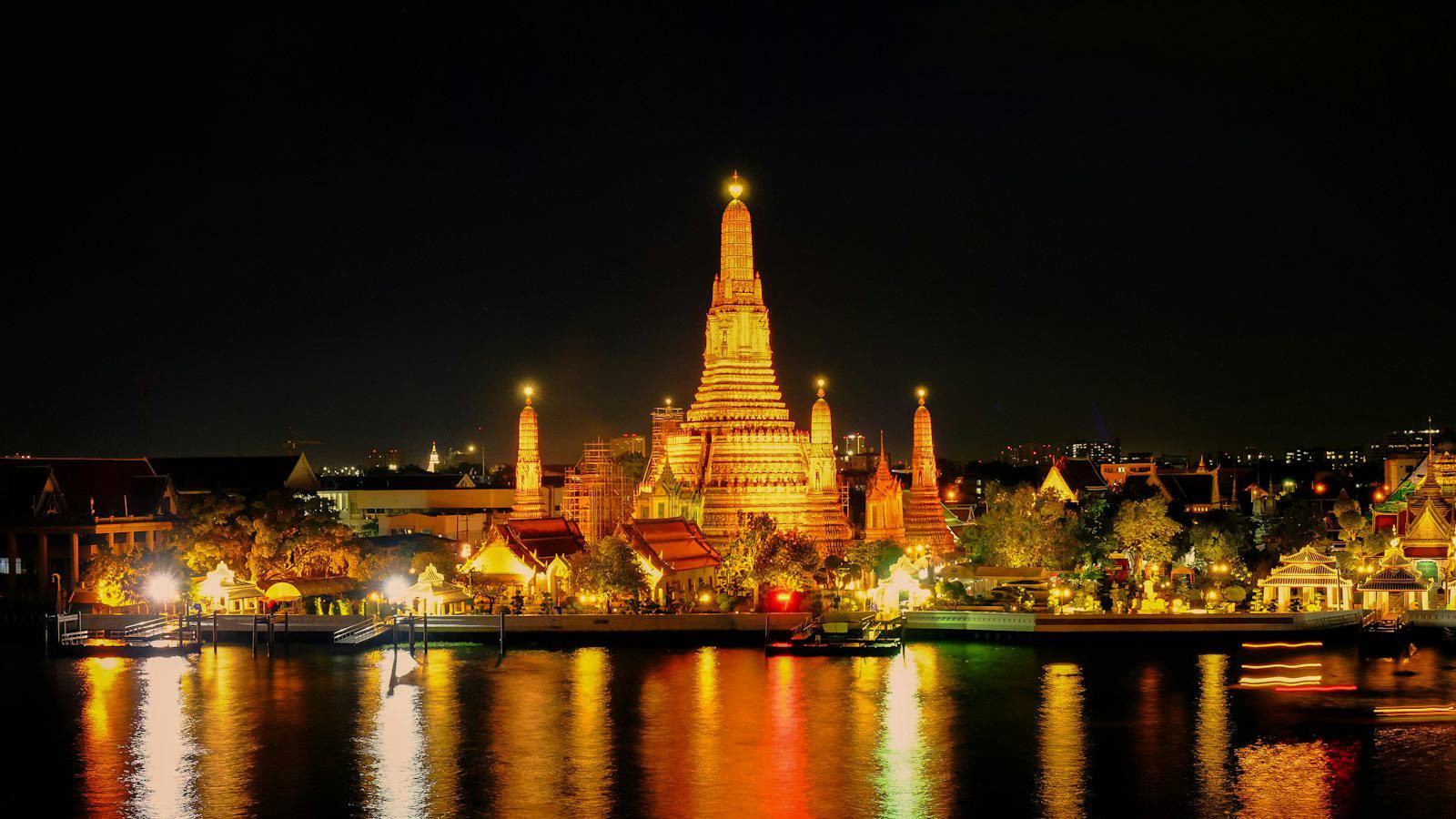 Temple and river reflections along the Chao Phraya in Bangkok